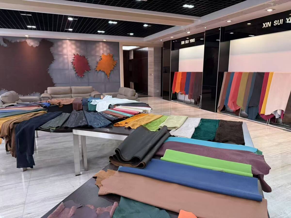 Leather display tables and material samples in the Xinsuiying showroom