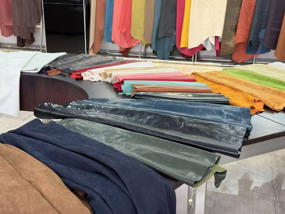 Leather material samples displayed in the Xinsuiying showroom